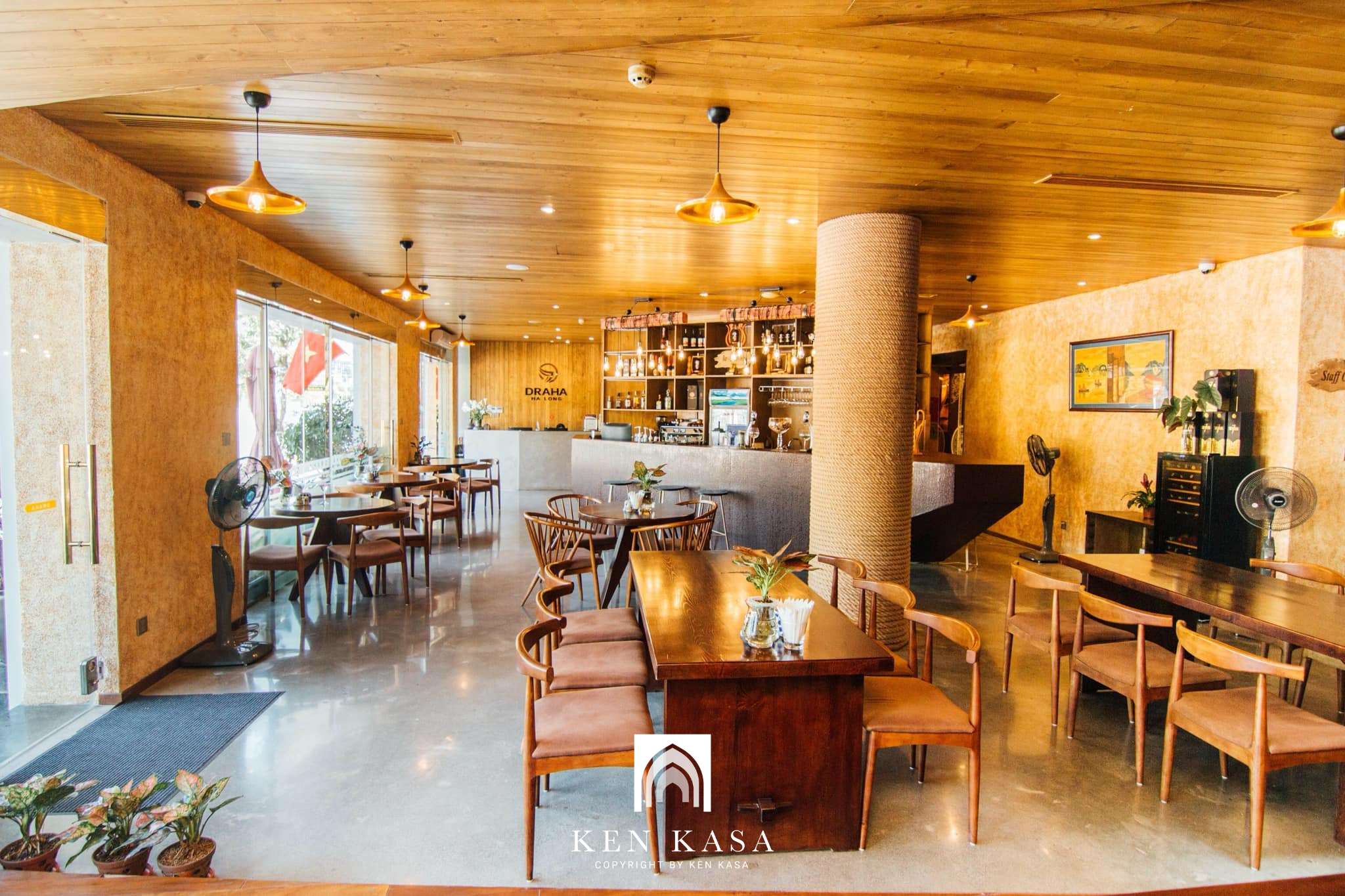 Không gian sảnh nhỏ nhắn liên kết với không gian nhà hàng và quầy bar của Draha Ha Long Hotel